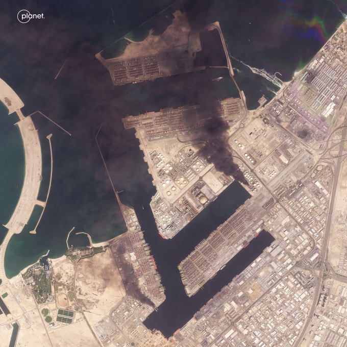 Khói đen bốc lên từ cảng Jebel Ali ở Dubai ngày 1/3. Ảnh: Planet Labs PBC