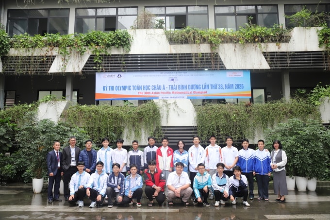 Đoàn học sinh Việt Nam và Ban tổ chức Kỳ thi Olympic Toán Châu Á - Thái Bình Dương 2026 tại lễ khai mạc chiều 9/3. Ảnh: VIASM