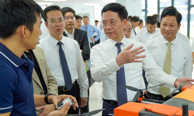 Bộ trưởng Khoa học và Công nghệ Nguyễn Mạnh Hùng trong buổi làm việc tại  với một đơn vị phát triển drone, tại Đà Nẵng, tháng 7/2025. Ảnh: Nguyễn Đông
