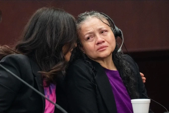 Bà Carmen Mejia khóc khi được minh oan. Ảnh: People