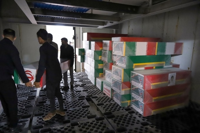 Người dân hôm 3/3 chuẩn bị quan tài trước lễ tang của các nạn nhân vụ tập kích trường tiểu học Iran. Ảnh: Reuters