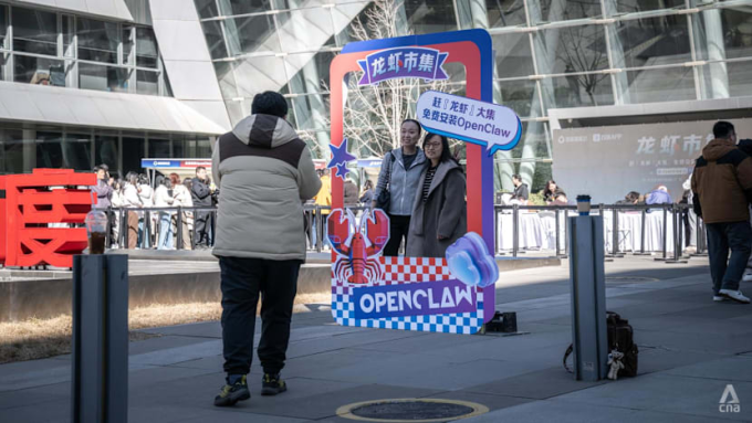 Một số người chụp ảnh bên ngoài sự kiện về OpenClaw ở Bắc Kinh ngày 11/3. Ảnh: CNA/Hu Chushi