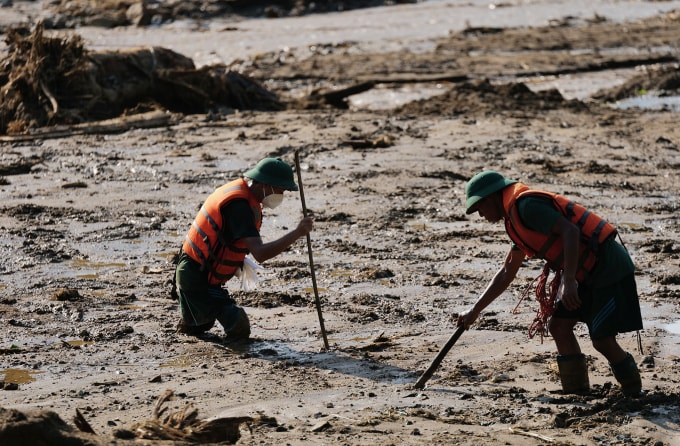 Bộ đội dầm mình trong bùn nhão tìm kiếm thi thể nạn nhân Làng Nủ, Lào Cai ngày 12/9/2024 Ảnh: Ngọc Thành