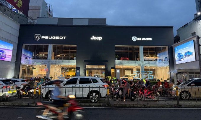 Nhận diện thương hiệu Jeep, Ram tại một showroom Peugeot trên đường Phan Đăng Lưu, TP HCM. Ảnh: Phạm Trung