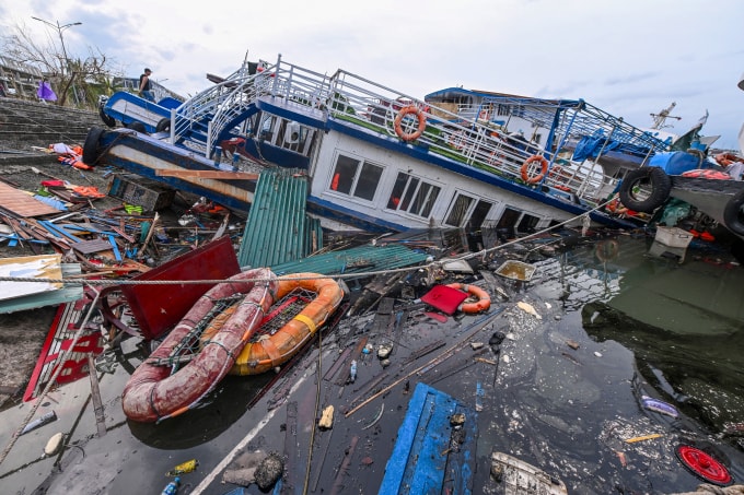 Tàu du lịch bị bão Yagi đánh chìm tại Cảng quốc tế Tuần Châu, ngày 8/9/2024. Ảnh: Giang Huy