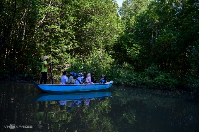 Du khách đi xuồng tham quan Đầm Dơi. Ảnh: Thanh Tùng