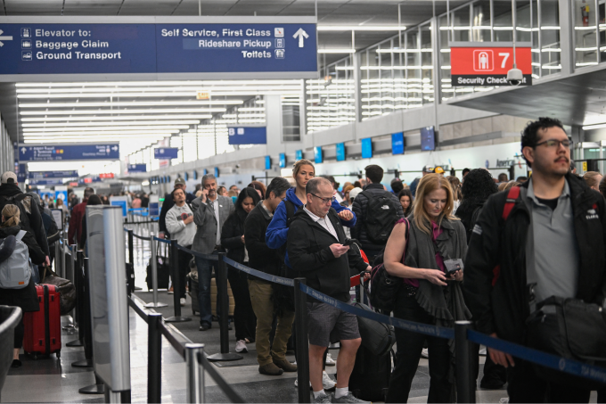 Hành khách xếp hàng chờ kiểm tra an ninh tại sân bay Chicago OHare, ngày 9/3. Ảnh: AFP
