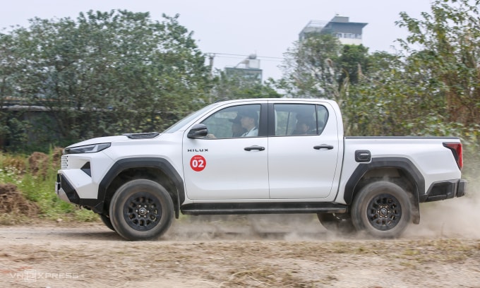 Toyota Hilux thế hệ mới lăn bánh tại Hà Nội đầu năm 2026. Ảnh: