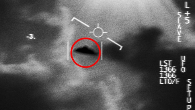 Hình ảnh vật thể bay được phi công hải quân Mỹ nhìn thấy tại Florida vào đầu năm 2015. Ảnh: Bộ Quốc phòng Mỹ