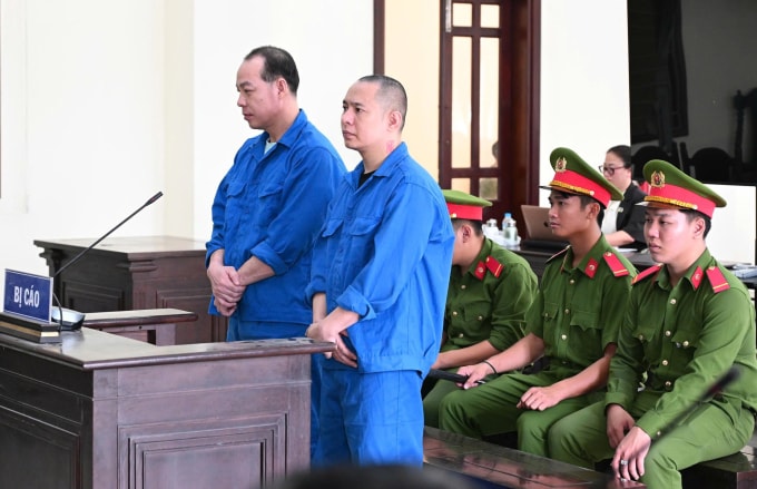 Đăng Thanh Tuấn (ngoài cùng bên trái) và Phạm Văn Tiến tại tòa. Ảnh: Hoàng Nam