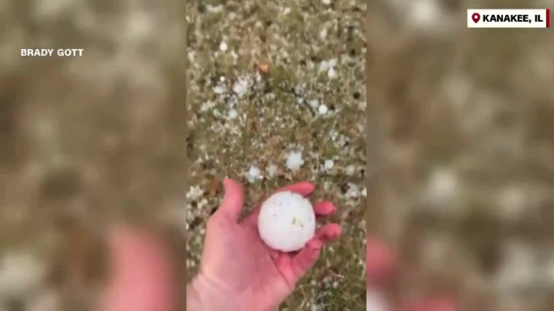 Mưa đá to bằng quả bóng chày trút bể kính ôtô ở Mỹ