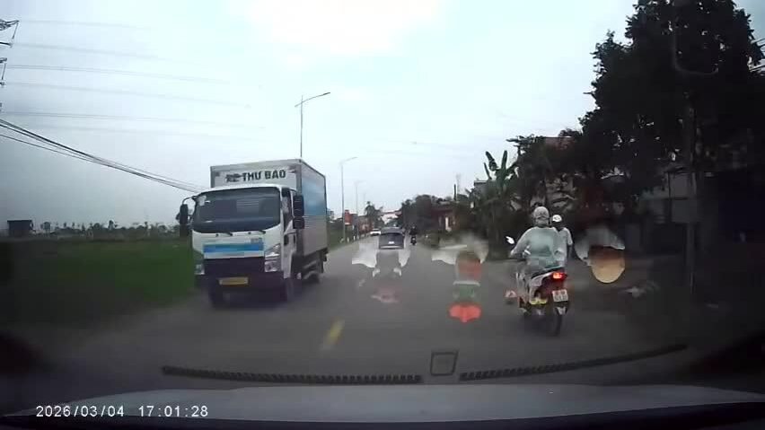 Người phụ nữ ngã xe máy trước đầu ôtô 