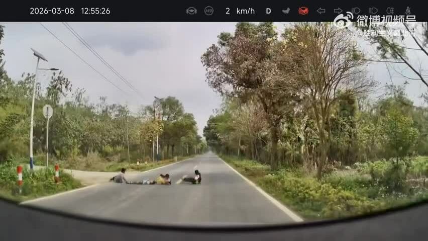 Ôtô suýt cán qua 4 đứa trẻ nằm dài giữa đường