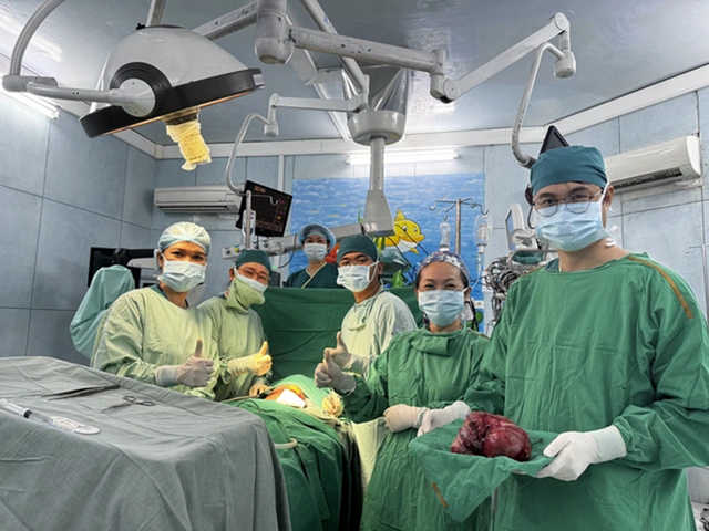 Bé 6 tháng tuổi bụng đột ngột nhô to, bác sĩ sốc phát hiện "bí mật" bên trong bụng - Ảnh 1.