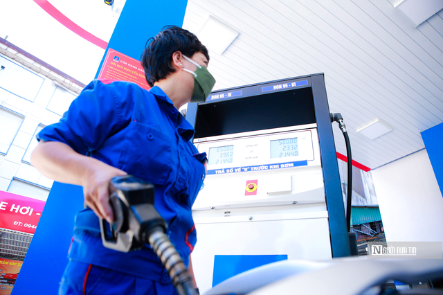 Thủ tướng chỉ đạo nghiên cứu điều chỉnh thuế bảo vệ môi trường xăng dầu về 0 đồng- Ảnh 1.