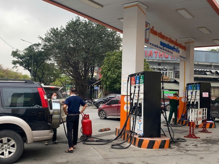 Giá xăng dầu giảm sâu , cây xăng Hà Nội vắng vẻ Trong năm 2026 - Ảnh 1.
