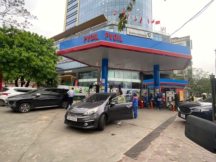 Giá xăng dầu giảm sâu , cây xăng Hà Nội vắng vẻ Trong năm 2026 - Ảnh 3.