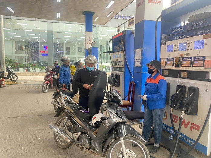 Giá xăng dầu giảm sâu , cây xăng Hà Nội vắng vẻ Trong năm 2026 - Ảnh 6.