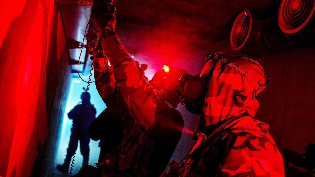 Các binh sĩ hóa học Mỹ đang tiến hành trinh sát địa điểm trong một đường hầm trong trận tập trận Trận sét sét 2025 tại Lithuania. Ảnh The War Zone