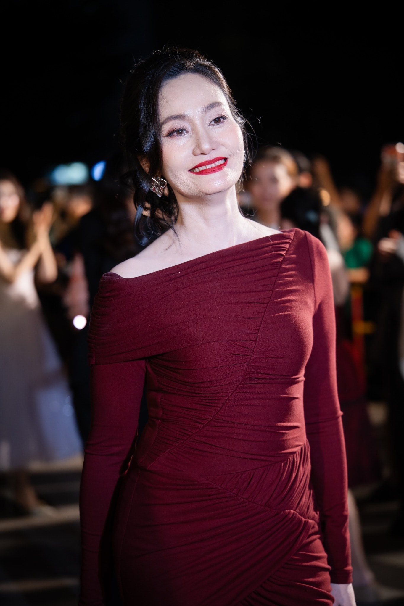 NSƯT Hạnh Thúy trẻ trung, xinh đẹp ở ngoài đời.