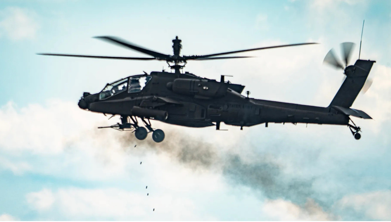 Các phi công lái trực thăng AH-64 cho biết video quay cảnh trực thăng bắn hạ máy bay không người lái cho thấy một vai trò mới - không chiến, dành cho loại trực thăng chiến đấu kỳ cựu này. (Ảnh: Task & Purpose)