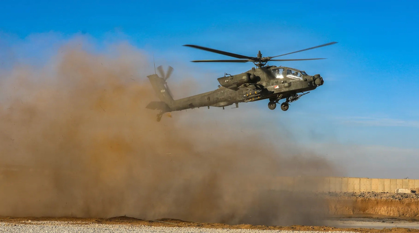Một chiếc trực thăng AH-64 Apache thuộc Lực lượng Đặc nhiệm Nighthawk bay qua khu vực hạ cánh trong các hoạt động hàng không thuộc khu vực trách nhiệm của Bộ Tư lệnh Trung ương Mỹ vào ngày 3/11/2025. (Ảnh: US Army)