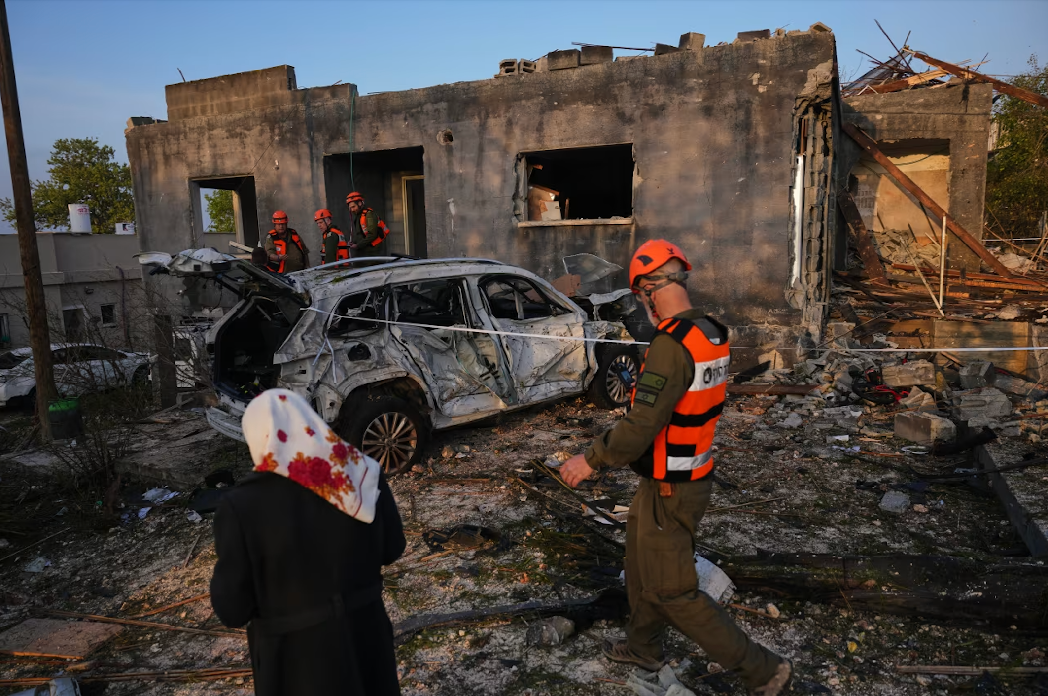 Trong khi đó, quân đội Israel cho biết máy bay chiến đấu của Israel tấn công hơn 200 mục tiêu trên khắp miền tây và trung Iran trong ngày hôm qua.