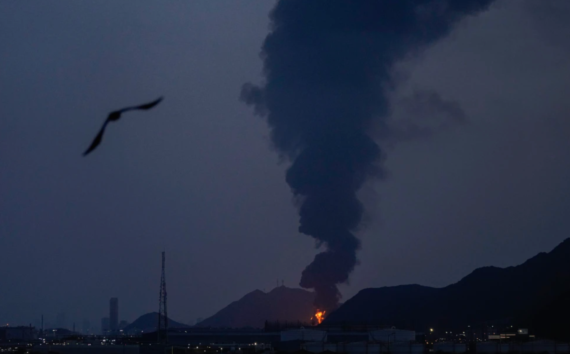 Đám cháy lớn và cột khói dày đặc tại cơ sở lọc dầu Fujairah. (Ảnh: AP)