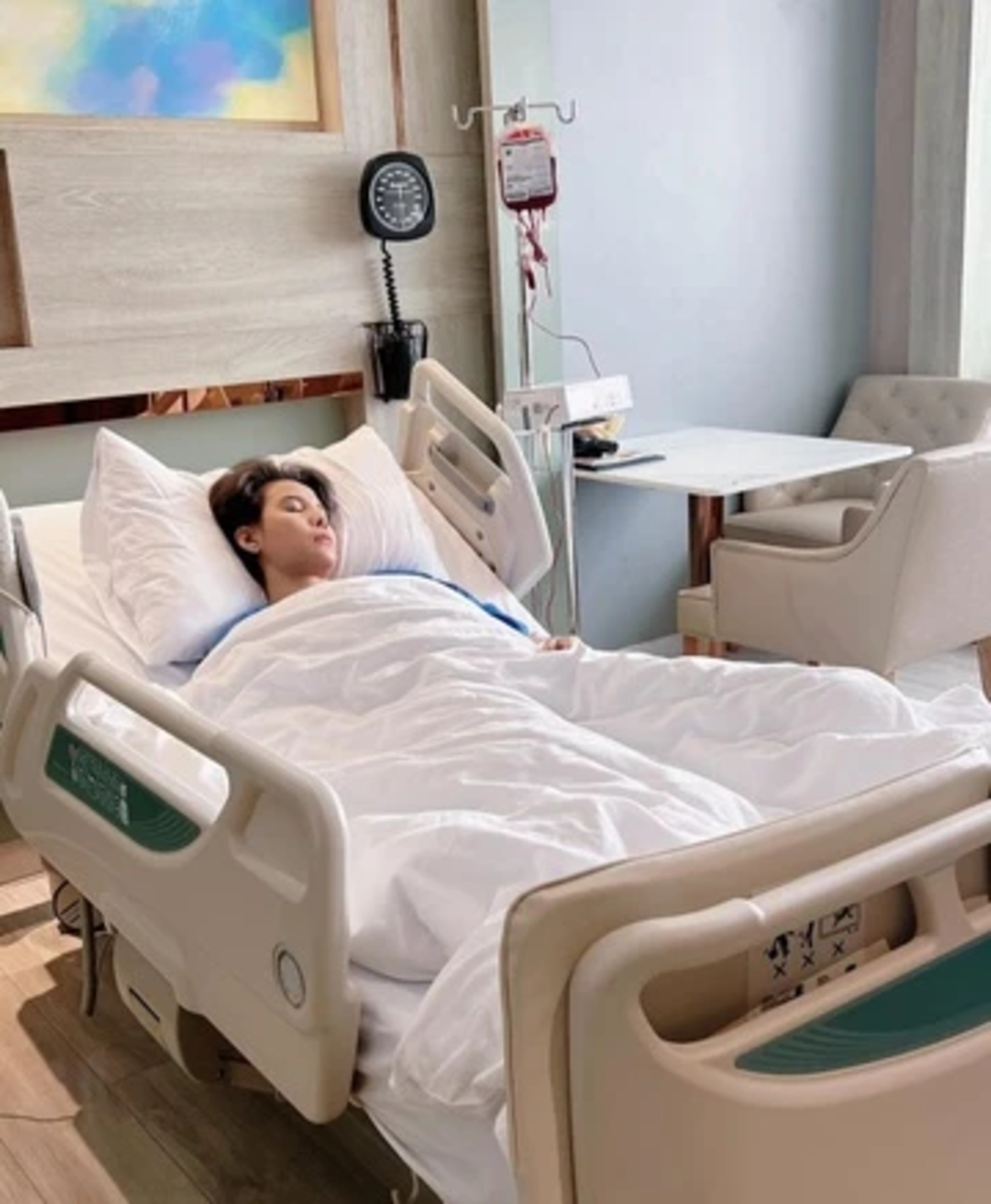 Giọng ca Vết mưa đang được theo dõi sức khỏe tại bệnh viện. Ảnh: FM Vu Cat Tuong Official Fanpage.