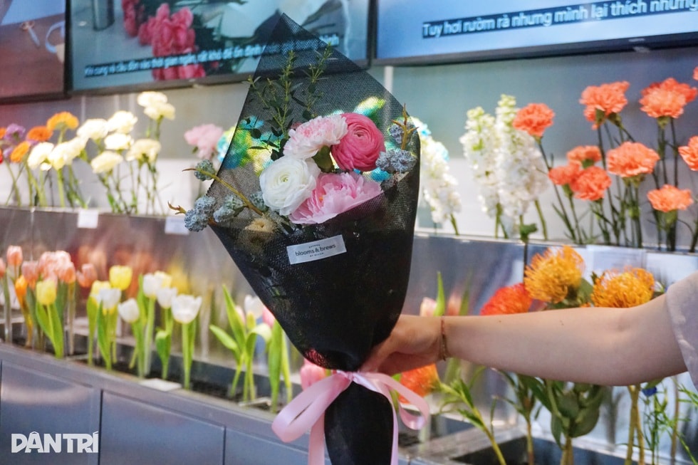 Quán nhỏ ở TPHCM chơi lớn dùng robot pha cà phê, 2 phút có ngay một ly - 10