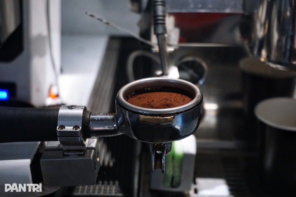 Quán nhỏ ở TPHCM chơi lớn dùng robot pha cà phê, 2 phút có ngay một ly - 2