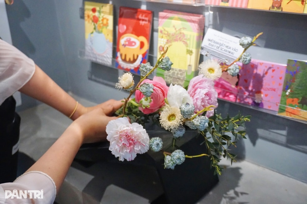 Quán nhỏ ở TPHCM chơi lớn dùng robot pha cà phê, 2 phút có ngay một ly - 4