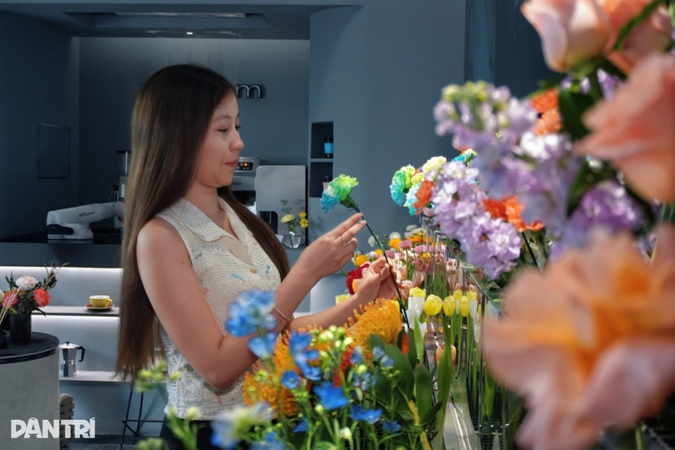 Quán nhỏ ở TPHCM chơi lớn dùng robot pha cà phê, 2 phút có ngay một ly - 3