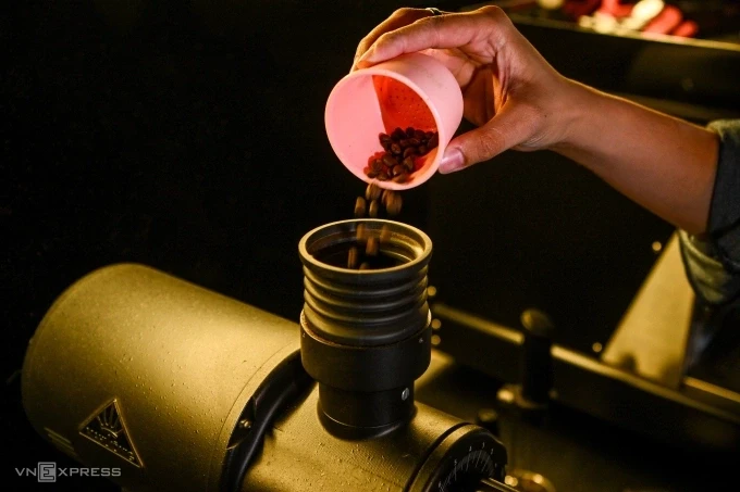 Cà phê được rang xay trước khi pha chế. Ảnh: Giang Huy