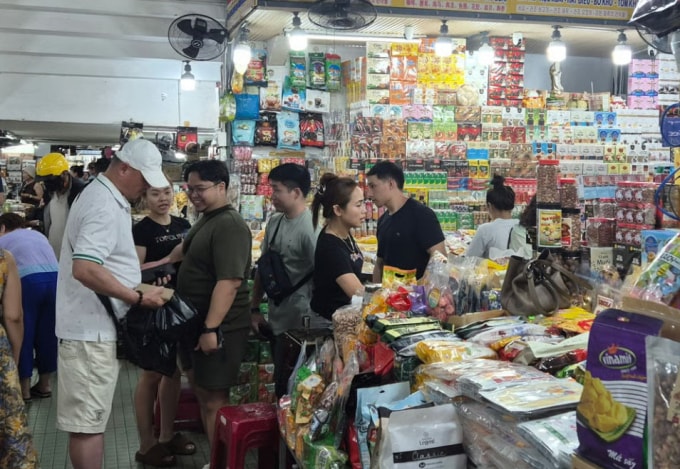 Du khách Hàn Quốc đang mua đồ tại chợ Hàn, Đà Nẵng. Ảnh: SCMP