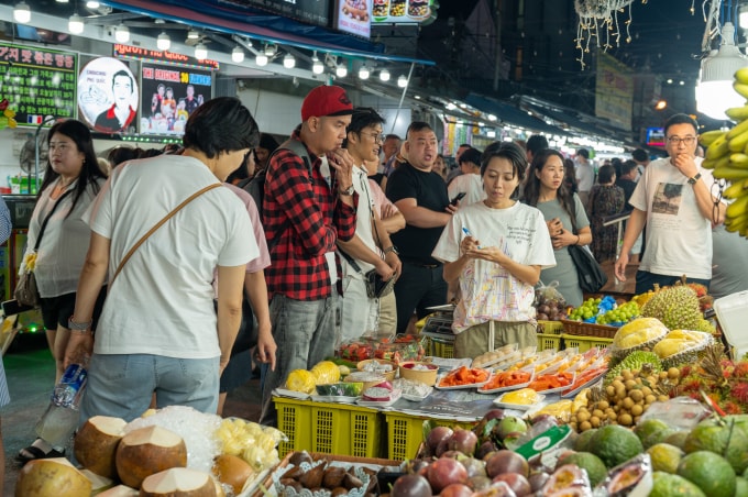 Du khách đi chợ đêm Phú Quốc tháng 1/2026. Ảnh: Trương Phú Quốc