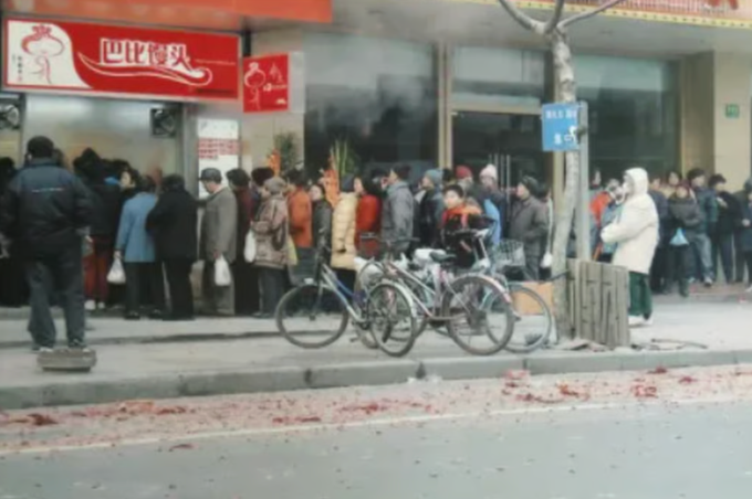 Người dân Trung Quốc xếp hàng mua bánh bao tại một cơ sở của Liu Huiping.