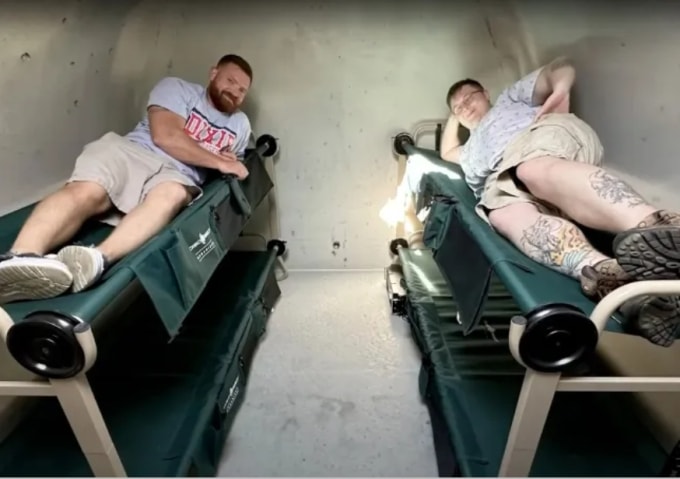 Hai người đàn ông trong giường tầng trú ấn do Ron xây dựng. Ảnh: Ron Hubbard