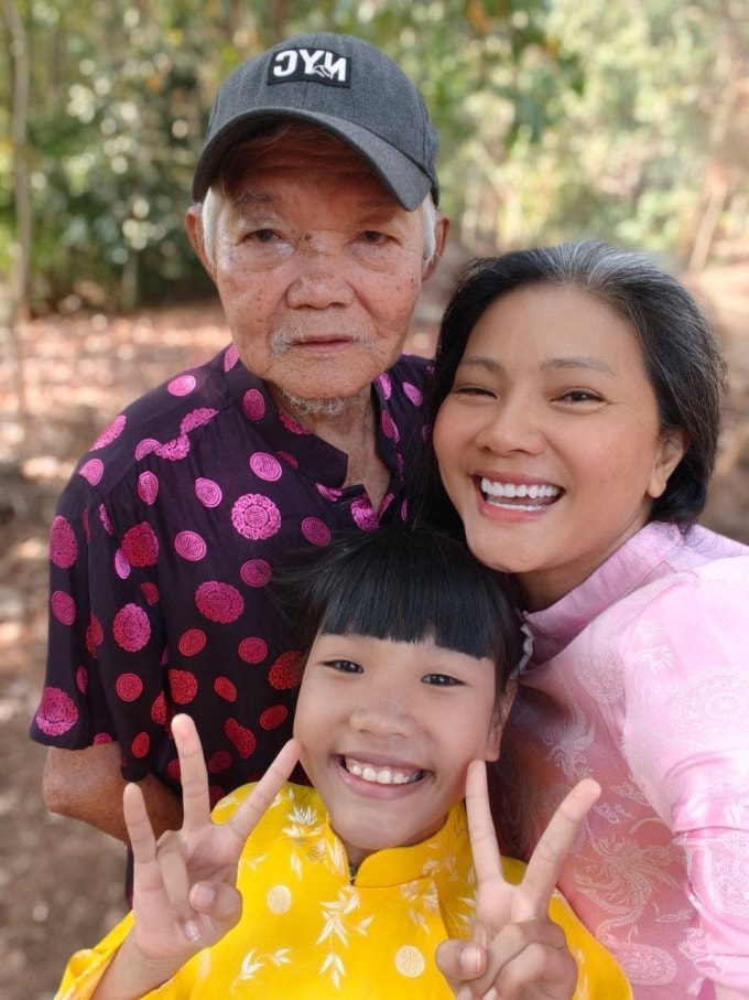 Kiều Trinh bên cha già và con gái út trong kỳ nghỉ Tết Bính Ngọ ở vườn nhà Bình Phước (Đồng Nai mới). Ảnh: Nhân vật cung cấp