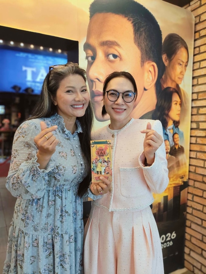 Kiều Trinh cùng nhà sản xuất phim Tài - Mỹ Tâm - trong buổi cúng cho buổi công chiếu, sáng 2/3 tại TP HCM. Ảnh: Nhân vật cung cấp