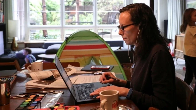 Một người Mỹ làm việc tại nhà trong đại dịch Covid-19, năm 2020. Ảnh: Reuters