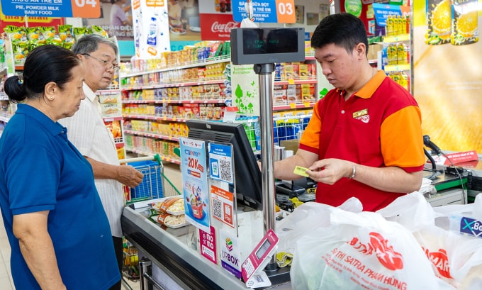 Người dân mua hàng tại siêu thị Satra Phạm Hùng (TP HCM). Ảnh: Linh Đan