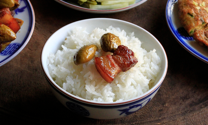 Cơm trắng, mì sợi, bánh mì trắng, bánh ngọt... do thiếu chất xơ nên khiến đường huyết và insulin tăng vọt. Ảnh minh họa: Bùi Thủy