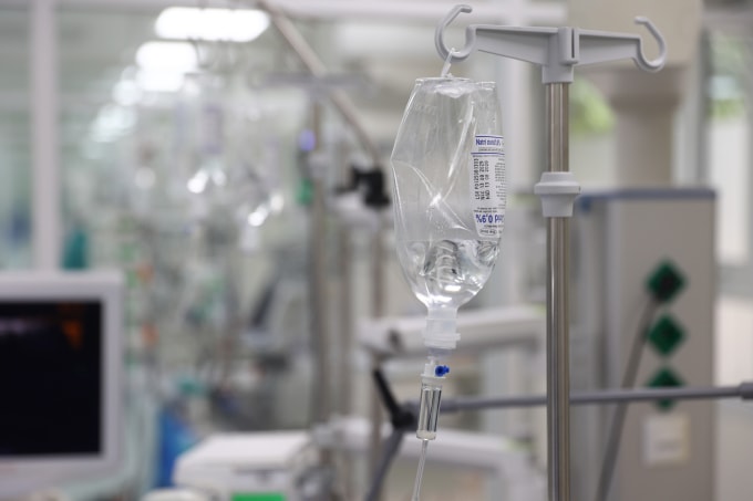 Bác sĩ, nhân viên y tế điều trị cho bệnh nhân tại phòng Hồi sức tích cực. Ảnh: Quỳnh Trần