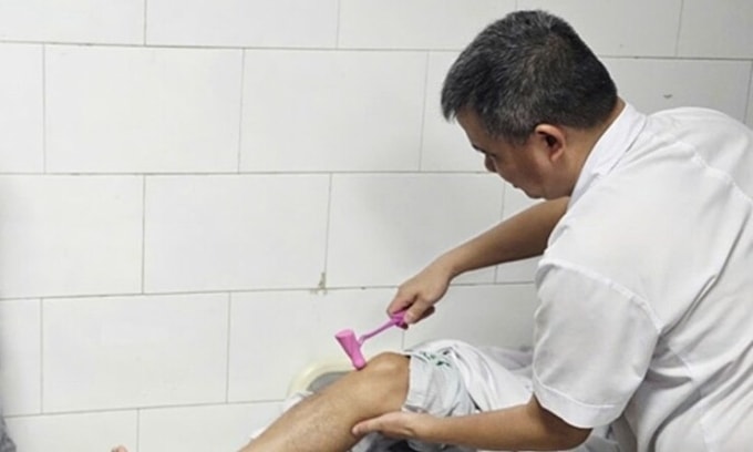 Bác sĩ Nguyên kiểm tra phản xạ của các bệnh nhân ngộ độc cá chình. Ảnh: Nguyên Hà