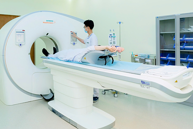 Chụp CT 100.000 lát cắt tích hợp AI giúp phát hiện, chẩn đoán nhanh các tổn thương cực nhỏ ở não, vị trí tắc hẹp mạch máu. Ảnh: Bệnh viện Đa khoa Tâm Anh