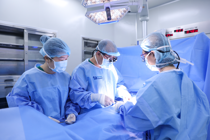 Bác sĩ Tú (đầu tiên, từ bên phải qua) cùng êkíp xử trí áp xe mông cho Huy. Ảnh: Bệnh viện Đa khoa Tâm Anh