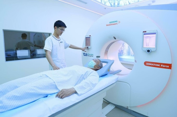 Ông Hoàng chụp CT liều thấp với máy Somatom Force VB30 để theo dõi hậu phẫu. Ảnh: Bệnh viện Đa khoa Tâm Anh