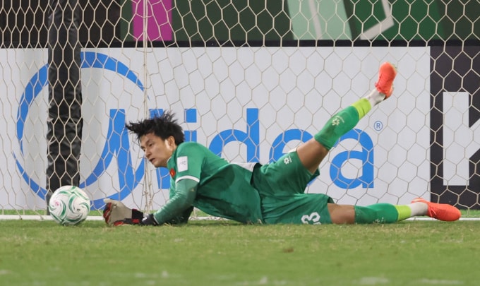 Thủ môn Cao Văn Bình thi đấu trong trận Việt Nam hòa Hàn Quốc 2-2, rồi thắng luân lưu 7-6 để giành HC đồng U23 châu Á 2026 tại Arab Saudi. Ảnh: AFC
