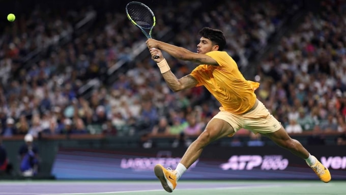 Alcaraz đánh trái tay trong trận gặp Norrie, trên sân Trung tâm ở Indian Wells Tennis Garden, California, Mỹ hôm 12/3. Ảnh: Reuters